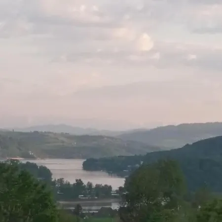 U Beaty Nad Jeziorem Roznowskim بيت للعطل